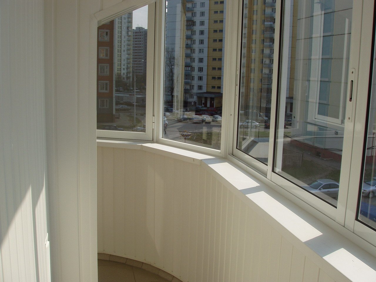 Застекленный пластиковый балкон. Холодное остекление PROVEDAL c640. Пластиковый балкон. Остекление балконов. Остекление полукруглого балкона.